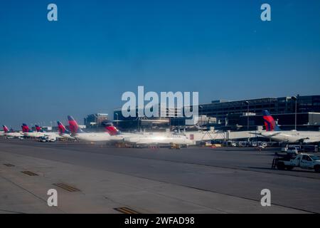 Bloomington, Minnesota. Aeroporto MSP. Aerei Delta che caricano al terminale. Foto Stock