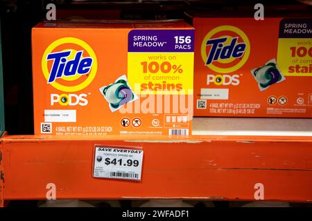 Palmer, Alaska. Le cialde di marea sullo scaffale del supermercato mostrano il prezzo. Foto Stock