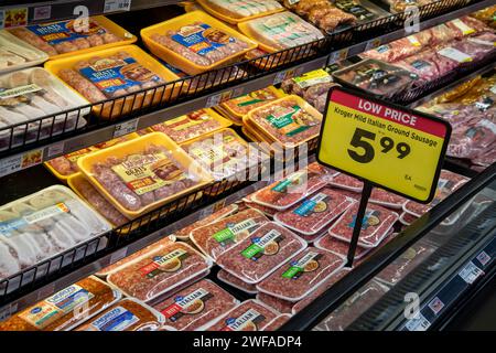 Palmer, Alaska. Banco di carne con una varietà di salsicce in un negozio di alimentari Fred Meyer, un sub di Kroger. La catena di vendita al dettaglio vende generi alimentari, abbigliamento, Foto Stock