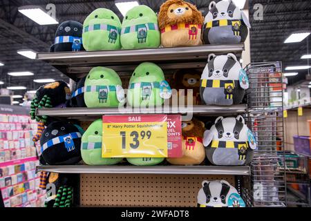 Palmer, Alaska. Harry Potter Squishmallow è in vendita in un negozio di alimentari Fred Meyer, un sottomarino di Kroger. La catena di vendita al dettaglio vende generi alimentari, abbigliamento, forni Foto Stock