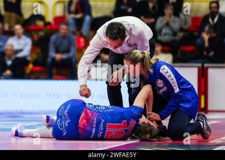 Busto Arsizio, Italia. 28 gennaio 2024. Adelina Ungureanu n. 19 di Pinerolo si è infortunata durante la partita di serie A1 Women 2023/2024 tra UYBA Volley e Pinerolo all'e-Work Arena. Punteggio finale; UYBA Volley 2:3 Pinerolo. Credito: SOPA Images Limited/Alamy Live News Foto Stock