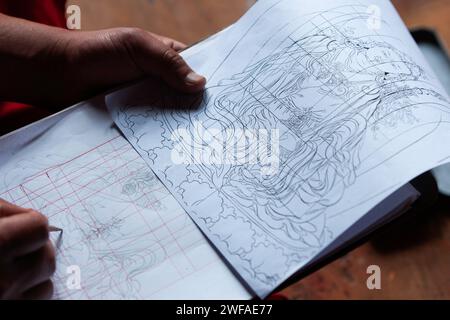 Monk pratica il disegno copiando un disegno buddista all'interno di un monastero, Trongsa, Bhutan, Asia Foto Stock