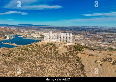 Vista panoramica aerea del castello di San Giuliano che protegge l'ingresso della principale base navale di Cartagena in Spagna Foto Stock