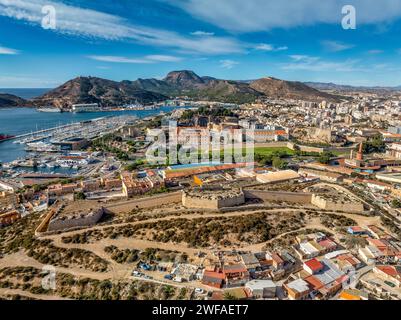 Vista aerea della fortezza fortificata su una collina a Cartagena in Spagna che protegge la base navale da est con cielo nuvoloso blu Foto Stock