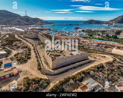 Vista aerea della fortezza fortificata su una collina a Cartagena in Spagna che protegge la base navale da est con cielo nuvoloso blu Foto Stock