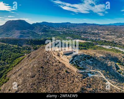 Vista aerea del Castillo de la Atalaya a Cartagena, in Spagna, fortezza a forma di stella che protegge la storica base navale spagnola su una remota collina Foto Stock