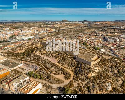 Vista aerea della fortezza fortificata su una collina a Cartagena in Spagna che protegge la base navale da est con cielo nuvoloso blu Foto Stock