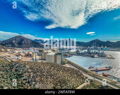 Vista aerea della raffineria di petrolio e del terminale GNL del gas naturale liquefatto in Spagna per risolvere la crisi energetica dell'Europa Foto Stock