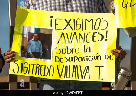 Chilpancingo, Guerrero, Messico. 29 gennaio 2024. Parenti, amici e il gruppo di parenti della scomparsa Mari Herrera hanno chiesto un incontro con il governatore dello stato Evelyn Salgado Pineda perché le indagini e la ricerca di Sigifredo Villalba Torres non sono progredite per più di tre settimane. (Immagine di credito: © David Juarez/ZUMA Press Wire) SOLO USO EDITORIALE! Non per USO commerciale! Foto Stock