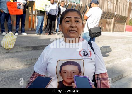 Chilpancingo, Guerrero, Messico. 29 gennaio 2024. Parenti, amici e il gruppo di parenti della scomparsa Mari Herrera hanno chiesto un incontro con il governatore dello stato Evelyn Salgado Pineda perché le indagini e la ricerca di Sigifredo Villalba Torres non sono progredite per più di tre settimane. (Immagine di credito: © David Juarez/ZUMA Press Wire) SOLO USO EDITORIALE! Non per USO commerciale! Foto Stock