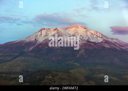 Vista sul monte Shasta tramite il Black Butte Trail. Shasta-Trinity National Forest, Siskiyou County, California, USA. Foto Stock