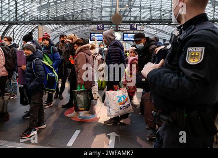 I rifugiati dall'Ucraina arrivano alla stazione centrale di Berlino, 01/03/2022 Foto Stock