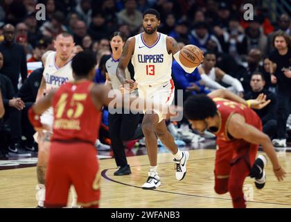 Cleveland, Stati Uniti. 29 gennaio 2024. I Los Angeles Clippers Paul George (13) alzano la palla nel secondo tempo contro i Cleveland Cavaliers a Cleveland, Ohio lunedì 29 gennaio 2024. Foto di Aaron Josefczyk/UPI Credit: UPI/Alamy Live News Foto Stock