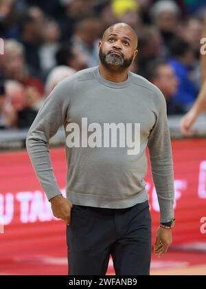 Cleveland, Stati Uniti. 29 gennaio 2024. Il capo-allenatore dei Cleveland Cavaliers J.B. Bickerstaff guarda il tabellone segnapunti durante il primo tempo contro i Los Angeles Clippers a Cleveland, Ohio lunedì 29 gennaio 2024. Foto di Aaron Josefczyk/UPI Credit: UPI/Alamy Live News Foto Stock