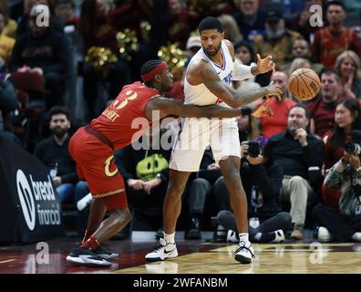 Cleveland, Stati Uniti. 29 gennaio 2024. Los Angeles Clippers Paul George (13) ha il pallone buttato via dai Cleveland Cavaliers Caris LeVert (3) durante il secondo tempo a Cleveland, Ohio lunedì 29 gennaio 2024. Foto di Aaron Josefczyk/UPI Credit: UPI/Alamy Live News Foto Stock