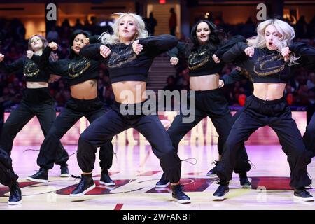 Cleveland, Stati Uniti. 29 gennaio 2024. Il Cleveland Cavaliers Dance Team si esibisce durante un time out nel primo quarto contro i Los Angeles Clippers a Cleveland, Ohio lunedì 29 gennaio 2024. Foto di Aaron Josefczyk/UPI Credit: UPI/Alamy Live News Foto Stock