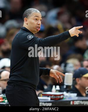 Cleveland, Stati Uniti. 29 gennaio 2024. Il capo-allenatore dei Los Angeles Clippers Tyronn Lue gestisce i giocatori durante il secondo tempo contro i Cleveland Cavaliers a Cleveland, Ohio lunedì 29 gennaio 2024. Foto di Aaron Josefczyk/UPI Credit: UPI/Alamy Live News Foto Stock