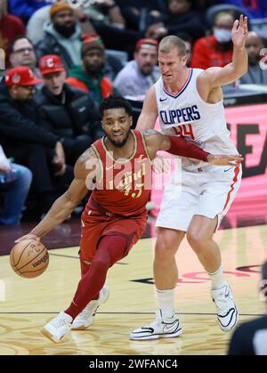 Cleveland, Stati Uniti. 29 gennaio 2024. Cleveland Cavaliers Donovan Mitchell (45) corre verso il basket superando i Los Angeles Clippers Mason Plumlee (44) durante il secondo tempo a Cleveland, Ohio lunedì 29 gennaio 2024. Foto di Aaron Josefczyk/UPI Credit: UPI/Alamy Live News Foto Stock