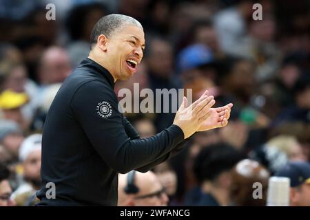 Cleveland, Stati Uniti. 29 gennaio 2024. Il capo-allenatore dei Los Angeles Clippers Tyronn Lue reagisce giocando nel secondo tempo contro i Cleveland Cavaliers a Cleveland, Ohio lunedì 29 gennaio 2024. Foto di Aaron Josefczyk/UPI Credit: UPI/Alamy Live News Foto Stock