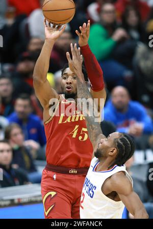 Cleveland, Stati Uniti. 29 gennaio 2024. Cleveland Cavaliers Donovan Mitchell (45) spara contro i Los Angeles Clippers Kawhi Leonard (2) durante il secondo tempo a Cleveland, Ohio lunedì 29 gennaio 2024. Foto di Aaron Josefczyk/UPI Credit: UPI/Alamy Live News Foto Stock