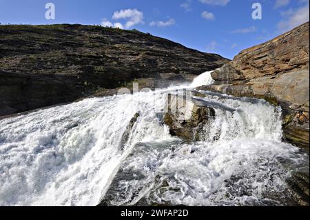 Acqua di disgelo dal ghiacciaio Osterdalsisen sulla strada verso Svartisvatnet, Svartisdalen, Norvegia Foto Stock