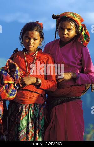 Due ragazze Rai nei loro abiti migliori per Dasaain festival in Seduwa villaggio nella regione Makalu dell est del Nepal Foto Stock