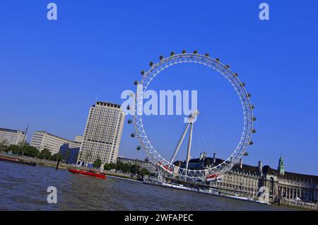 Il London Eye sulla banca del sud si vede attraverso il Fiume Tamigi in una bella giornata estiva, London REGNO UNITO Foto Stock