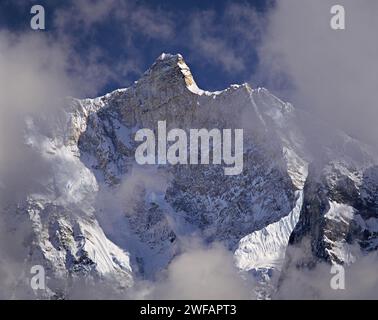 Pomeriggio di nebbia e nuvole si raccolgono intorno al picco drammatico di Jannu nella regione Kangchenjunga dell est del Nepal Foto Stock