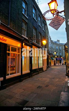 Cambridge, Regno Unito - 26 giugno 2010: Il piccolo negozio di articoli da regalo all'angolo della tortuosa strada a mezzaluna Rose, alla luce serale dell'accogliente lante Foto Stock