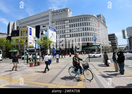 Pedoni che attraversano Meriken Road nel centro della città di Kobe, Giappone. Foto Stock