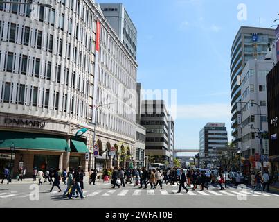 Pedoni che attraversano Meriken Road nel centro della città di Kobe, Giappone. Foto Stock