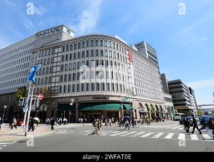 Pedoni che attraversano Meriken Road nel centro della città di Kobe, Giappone. Foto Stock