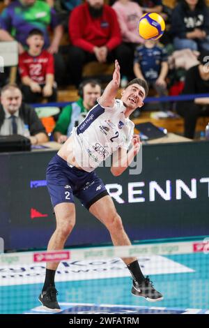 Kezierzyn Kozle, Polonia. 25 gennaio 2024. Lukasz Kaczmarek di ZAKSA Kedzierzyn-Kozle visto in azione durante la partita di pallavolo PlusLiga Volley 2023/2024 tra ZAKSA Kedzierzyn-Kozle e AZS Olsztyn a Hall ( ZAKSA Kedzierzyn-Kozle). Punteggio finale; ZAKSA Kedzierzyn-Kozle 3:2 (19:25, 25:20, 27:29, 25:23, 15:13) AZS Olsztyn. (Foto di Grzegorz Wajda/SOPA Images/Sipa USA) credito: SIPA USA/Alamy Live News Foto Stock