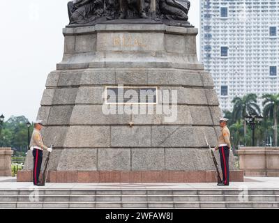 Manila, Filippine - 8 agosto 2017: Due soldati a guardia del monumento Jose Rizal al Park lungo Roxas Boulevard a Manila, Filippine. Foto Stock