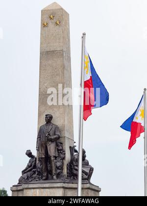 Il monumento Jose Rizal e la bandiera delle Filippine al Rizal Park lungo Roxas Boulevard a Manila, Filippine. Foto Stock