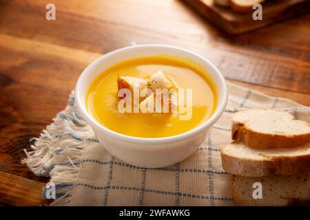 Zuppa di carote e crema di zucca fatta in casa. Ricetta facile, nutriente e sana. Servito in un recipiente bianco con crostini di pane. Perfetto da accompagnare tutti i giorni Foto Stock