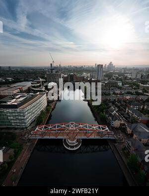 Vista mattutina delle chiavi di Salford sul ponte Foto Stock