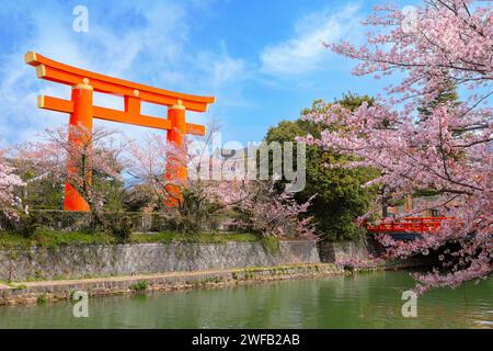 Kyoto, Giappone - 2 aprile 2023: Il giro in barca Okazaki Jikkokubune effettua una crociera di tre chilometri dal molo delle barche di Nanzenji alla diga di Ebisu e ritorno Foto Stock