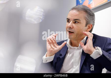 Norimberga, Germania. 29 gennaio 2024. Bahri Kurter, CEO del produttore di giocattoli Playmobil (dirigente della Business Unit), raffigurato durante una conferenza stampa presso lo stand dell'azienda in vista della Spielwarenmesse. La prima di queste figure giocattolo è arrivata sul mercato 50 anni fa e ha conquistato le stanze dei bambini in molti paesi del mondo nei prossimi decenni. (A dpa KORR: "50 anni di Playmobil - dall'asilo all'oggetto da collezione") credito: Daniel Karmann/dpa/Alamy Live News Foto Stock