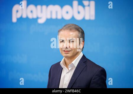 Norimberga, Germania. 29 gennaio 2024. Bahri Kurter, CEO del produttore di giocattoli Playmobil (responsabile della Business Unit), nella foto si trova allo stand dell'azienda in vista della fiera internazionale dei giocattoli. La prima di queste figure giocattolo è arrivata sul mercato 50 anni fa e ha conquistato le stanze dei bambini in molti paesi del mondo nei prossimi decenni. (A dpa KORR: "50 anni di Playmobil - dalla stanza dei bambini all'oggetto da collezione") credito: Daniel Karmann/dpa/Alamy Live News Foto Stock