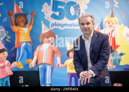 Norimberga, Germania. 29 gennaio 2024. Bahri Kurter, CEO del produttore di giocattoli Playmobil (responsabile della Business Unit), nella foto si trova allo stand dell'azienda in vista della fiera internazionale dei giocattoli. La prima di queste figure giocattolo è arrivata sul mercato 50 anni fa e ha conquistato le stanze dei bambini in molti paesi del mondo nei prossimi decenni. (A dpa KORR: "50 anni di Playmobil - dalla stanza dei bambini all'oggetto da collezione") credito: Daniel Karmann/dpa/Alamy Live News Foto Stock