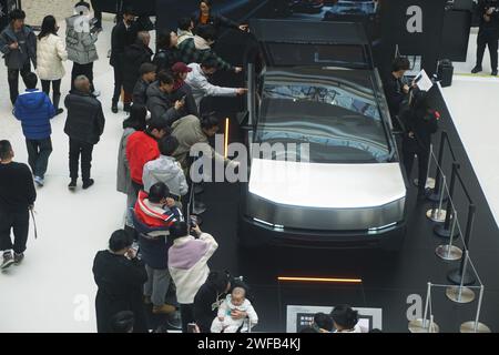 Hangzhou, Cina. 30 gennaio 2024. Il 30 gennaio 2024 la gente sta guardando il Tesla Electric Cybertruck in un centro commerciale di Hangzhou, Cina. (Foto di Costfoto/NurPhoto) credito: NurPhoto SRL/Alamy Live News Foto Stock