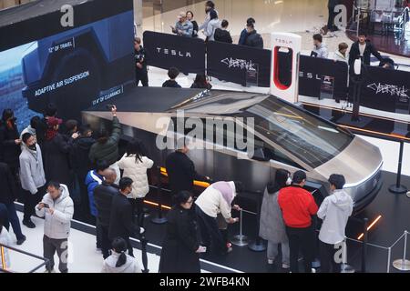 Hangzhou, Cina. 30 gennaio 2024. Il 30 gennaio 2024 la gente sta guardando il Tesla Electric Cybertruck in un centro commerciale di Hangzhou, Cina. (Foto di Costfoto/NurPhoto) credito: NurPhoto SRL/Alamy Live News Foto Stock