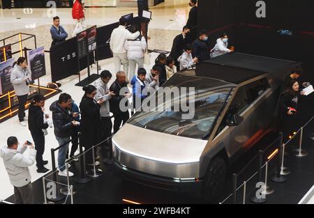 Hangzhou, Cina. 30 gennaio 2024. Il 30 gennaio 2024 la gente sta guardando il Tesla Electric Cybertruck in un centro commerciale di Hangzhou, Cina. (Foto di Costfoto/NurPhoto) credito: NurPhoto SRL/Alamy Live News Foto Stock