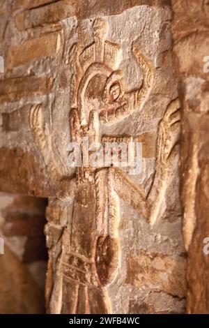 Scultura muraria trovata all'interno di una tomba Mixteca, zona Arqueologica, villaggio di Zaachila, Valles Centrales, Oaxaca, Messico Foto Stock