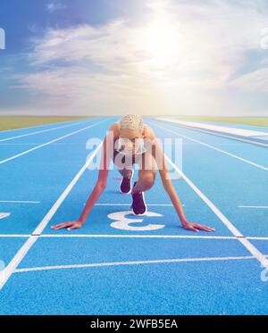 Un'atleta afroamericana si trova sulla linea di partenza della pista blu olimpica, incarnando il concetto di allenamento e dedizione da gara Foto Stock