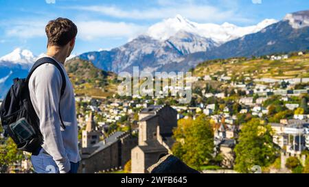 Vista panoramica della storica città di Sion, spettacolare ambientazione nella valle delle Alpi svizzere, Canton Vallese, Svizzera Foto Stock