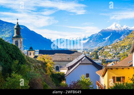 Vista panoramica della storica città di Sion, spettacolare ambientazione nella valle delle Alpi svizzere, Canton Vallese, Svizzera Foto Stock