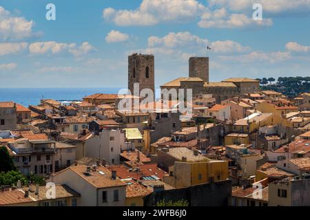 Vista aerea dei tetti rossi, delle vecchie case e delle torri medievali della città vecchia di Antibes, Francia. Foto Stock