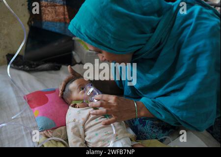 Non esclusiva: 29 gennaio 2024 Sylhet, Bangladesh: Un bambino in cura per problemi respiratori al Sylhet MAG Osmani Medical College Hospital. Neonati Foto Stock